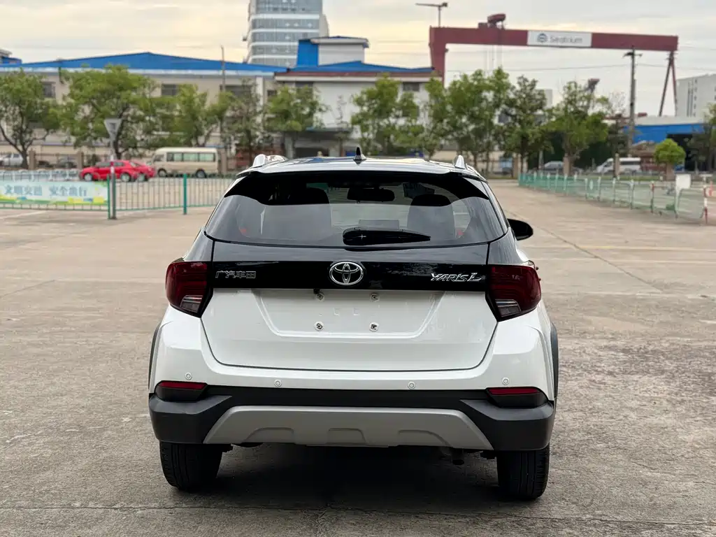 Toyota Yaris L 2022 — фото 10