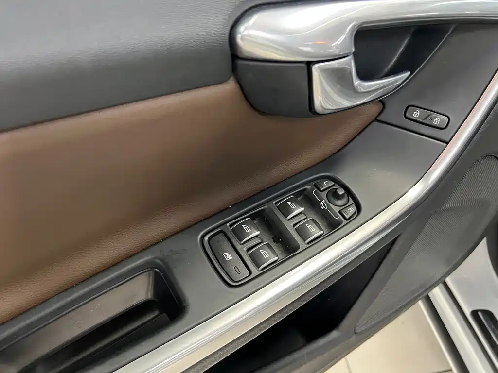 Volvo S60 Plug-In Hybrid 2018 — фото 15