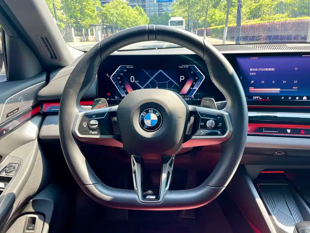 BMW 5 Series 2025 — фото 11