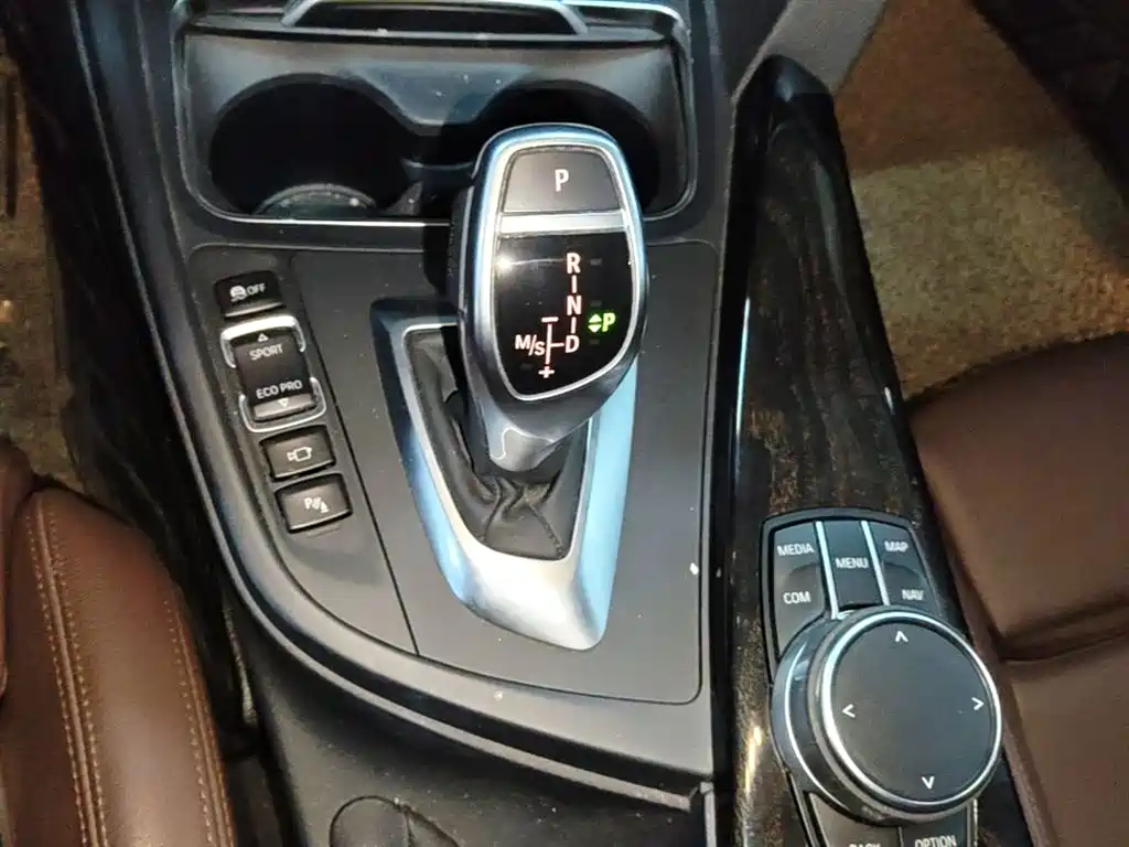 BMW 3 Series 2018 — фото 14