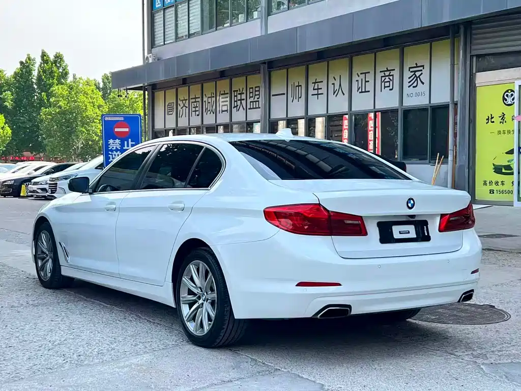 BMW 5 Series 2018 — фото 9