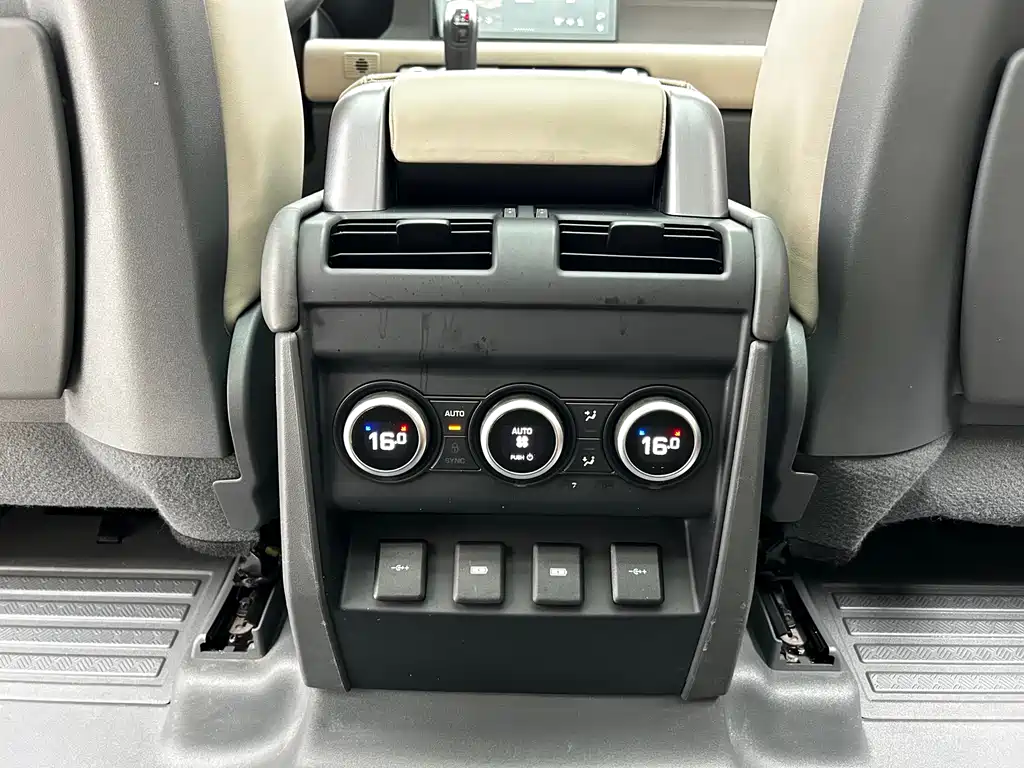 Land Rover Defender 2020 — фото 16