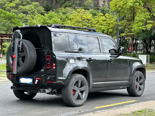 Land Rover Defender 2023