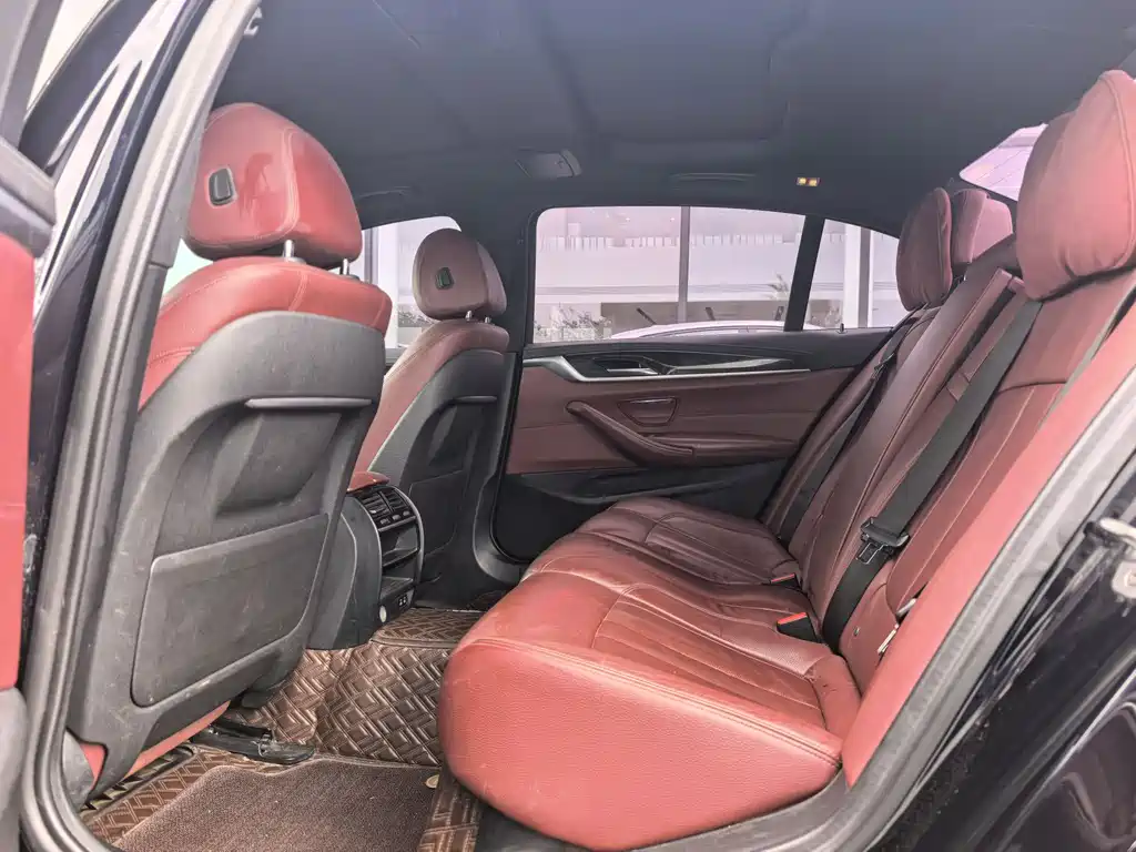 BMW 5 Series 2019 — фото 11