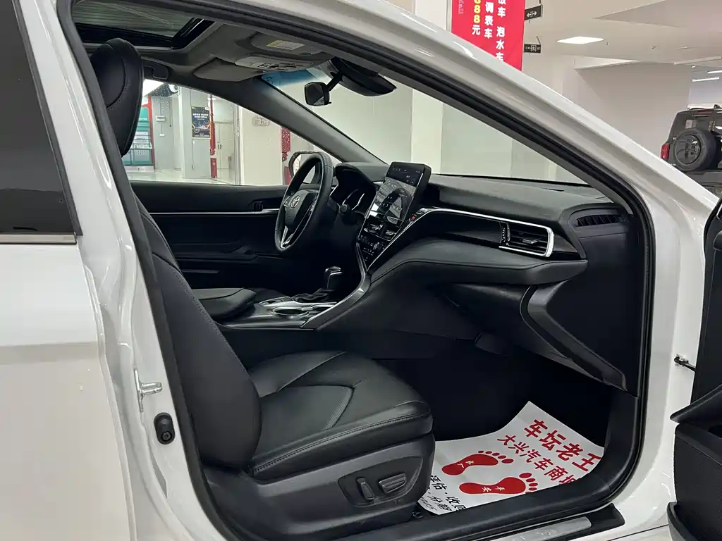 Toyota Camry 2023 — фото 12