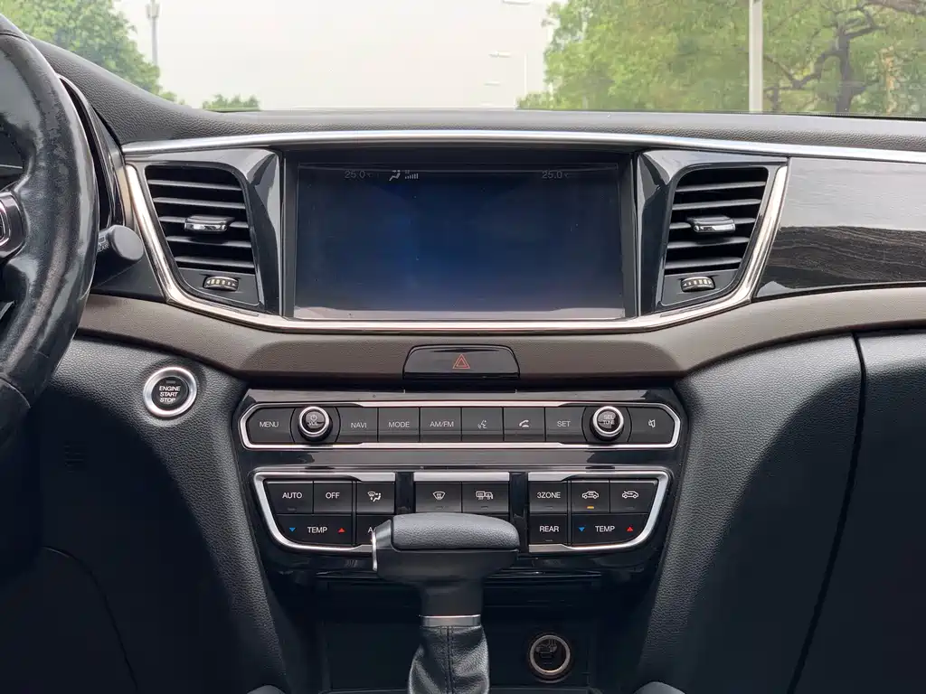 GAC Motor Trumpchi GS8 2017 — фото 17