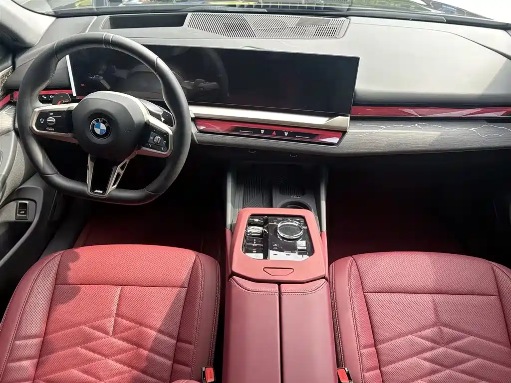 BMW 5 Series 2025 — фото 12