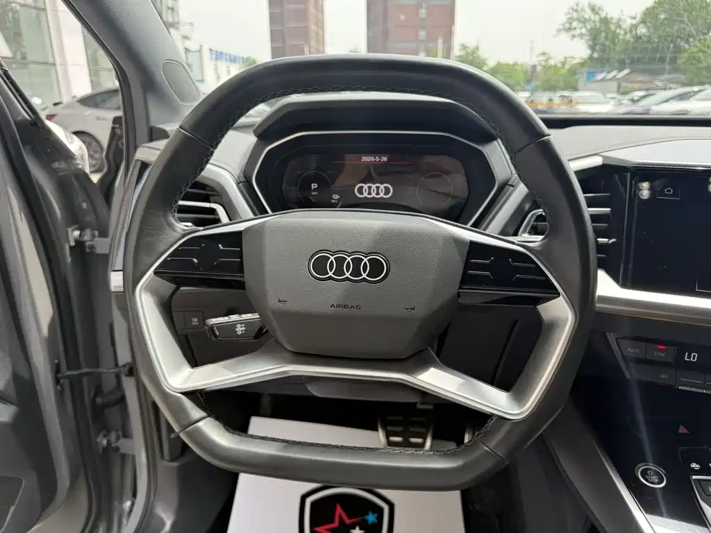 Audi Q4 e-tron 2023 — фото 12
