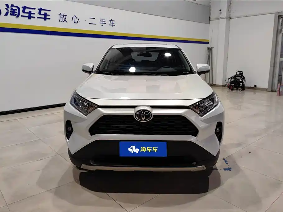 Toyota RAV4 2023 — фото 2