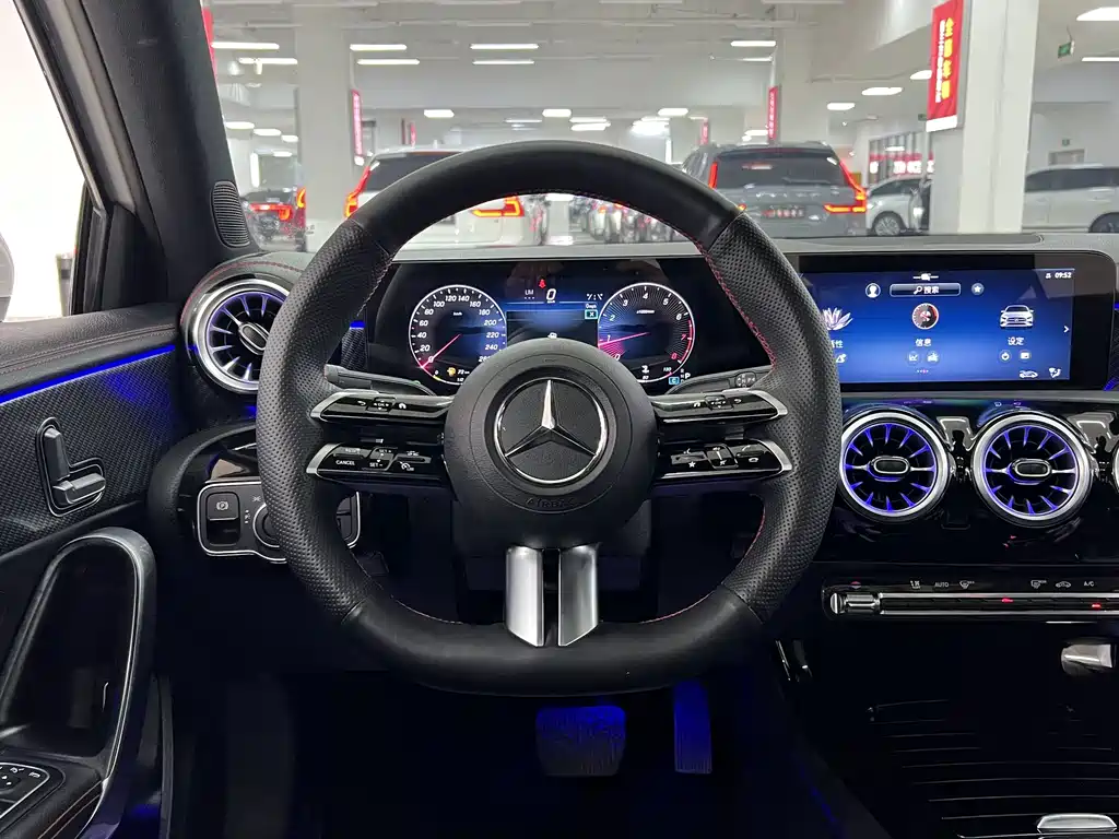 Mercedes-Benz A-Class 2024 — фото 9