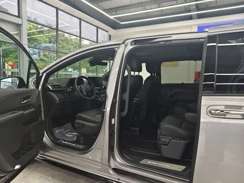 Toyota Sienna 2023 — фото 11