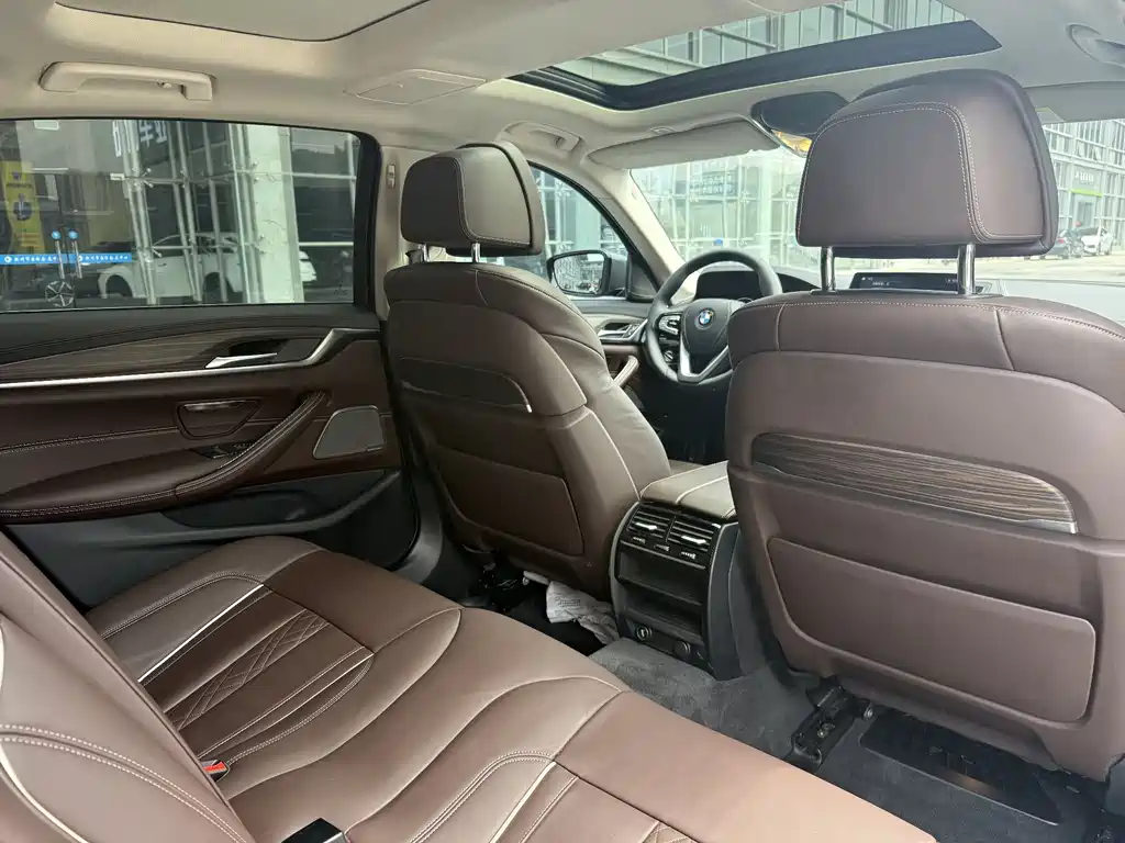 BMW 5 Series New Energy 2019 — фото 11