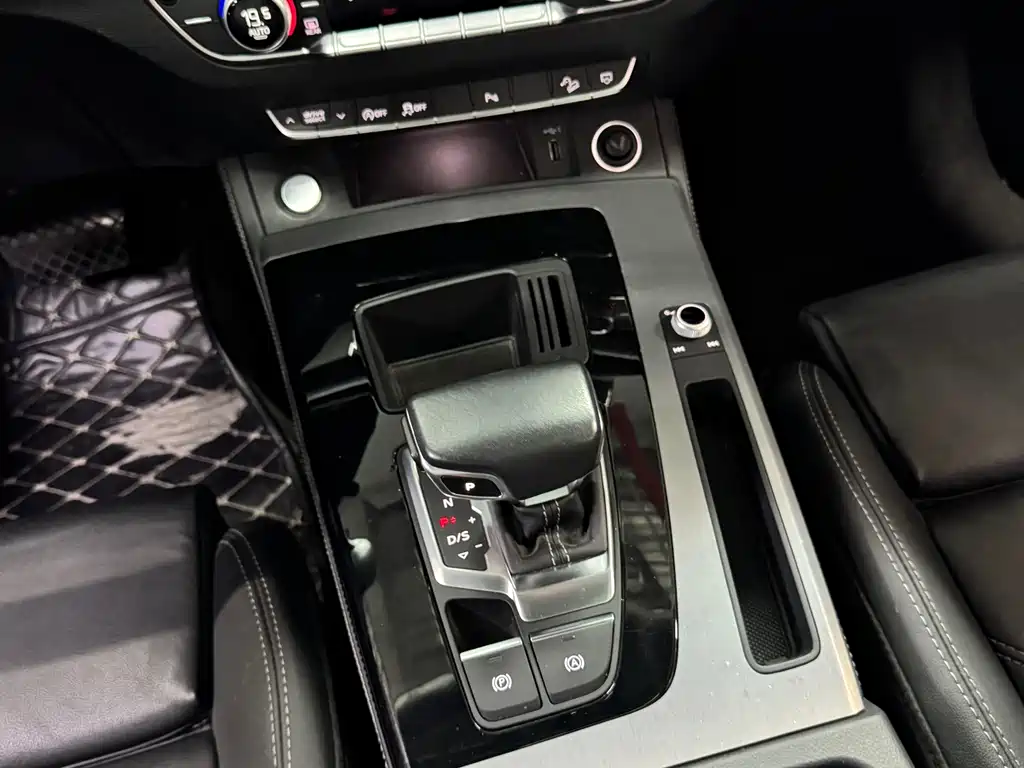 Audi Q5L 2022 — фото 10