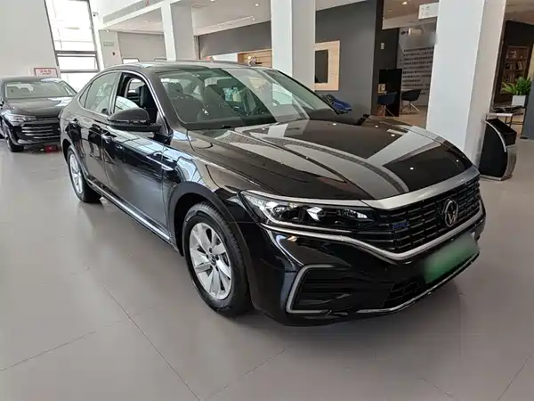 Volkswagen Passat Plug-In Hybrid 2025