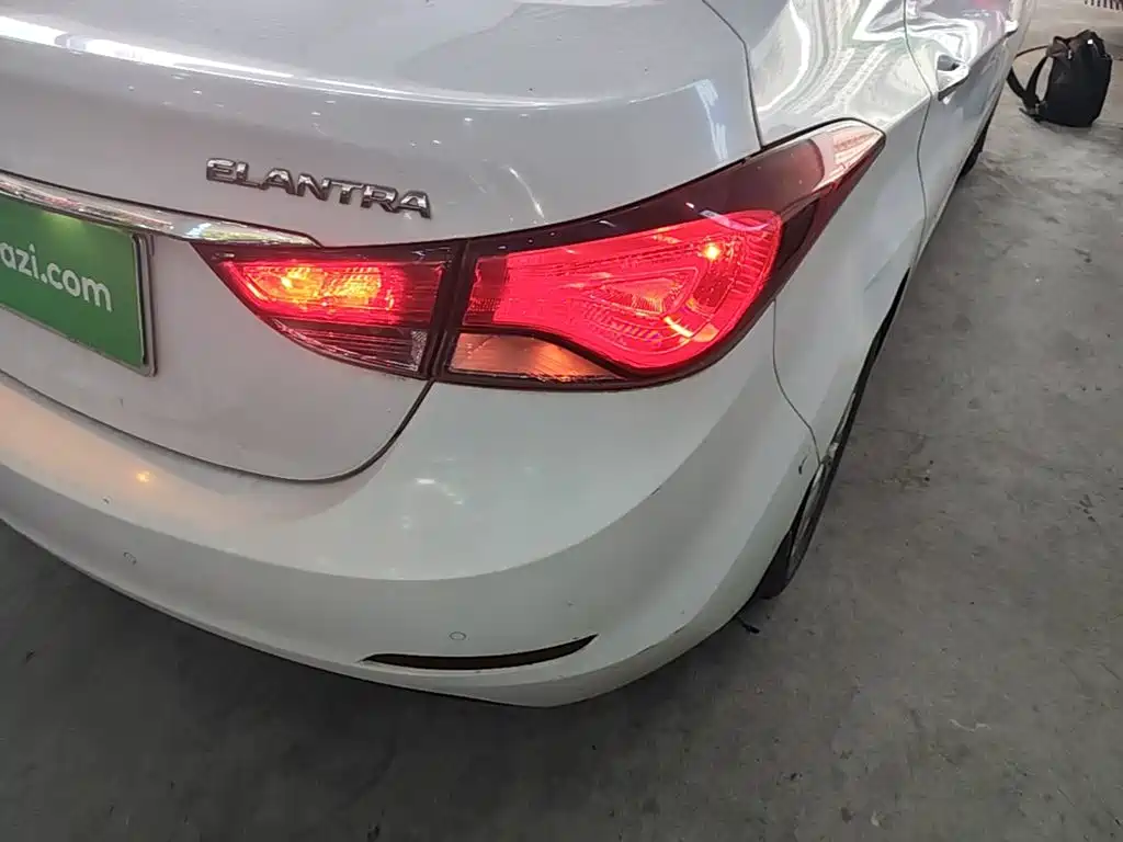 Hyundai Elantra 2017 — фото 8