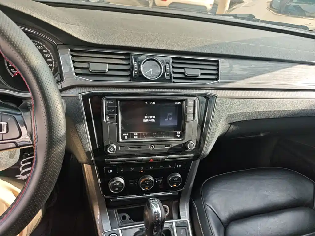 Volkswagen Passat 2018 — фото 13