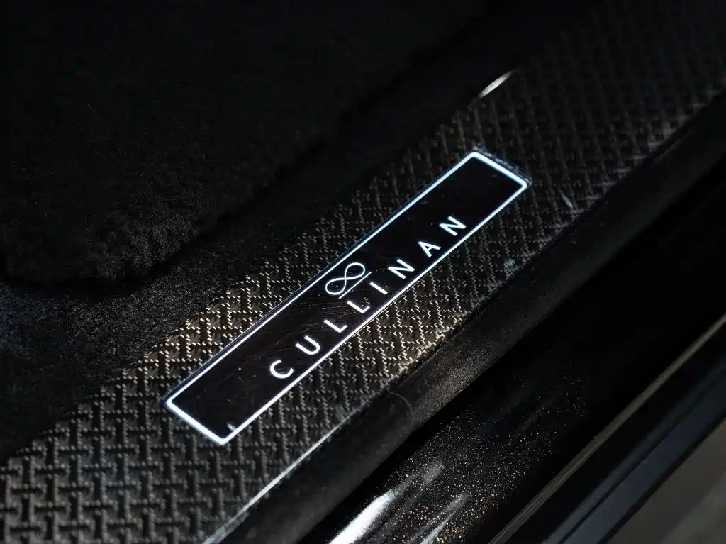 Rolls-Royce Cullinan 2023 — фото 15