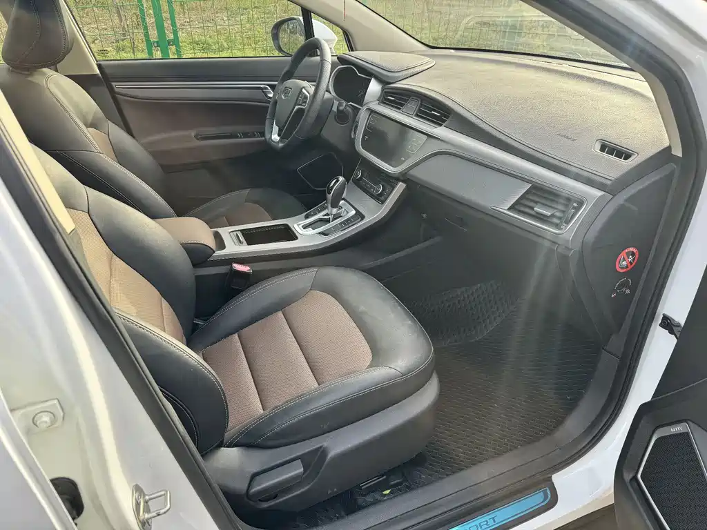 Geely Emgrand GS 2018 — фото 11