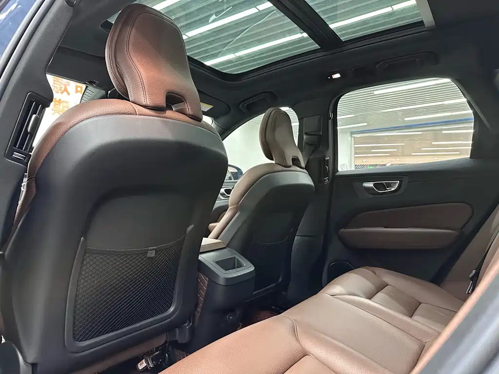Volvo XC60 2023 — фото 20