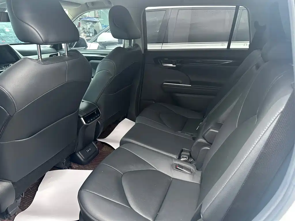 Toyota Highlander 2022 — фото 15