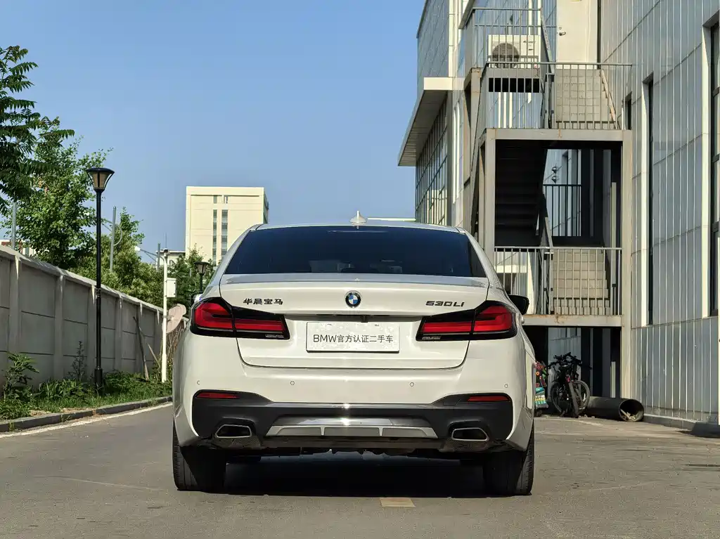 BMW 5 Series 2023 — фото 16