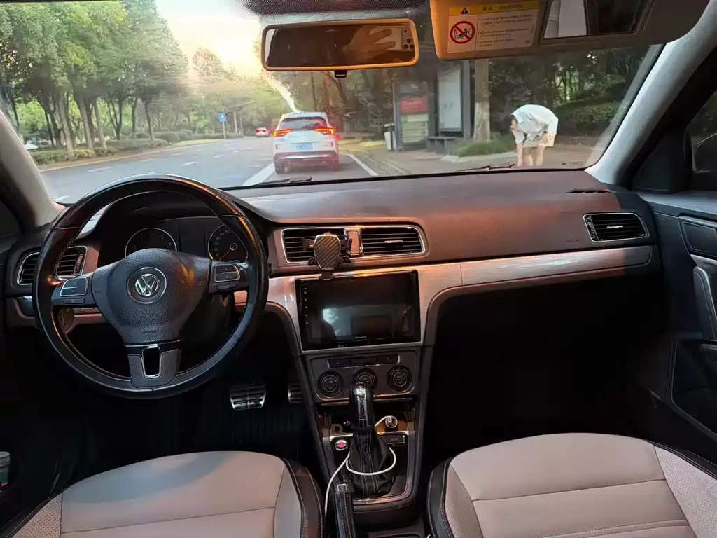 Volkswagen Cross Lavida 2015