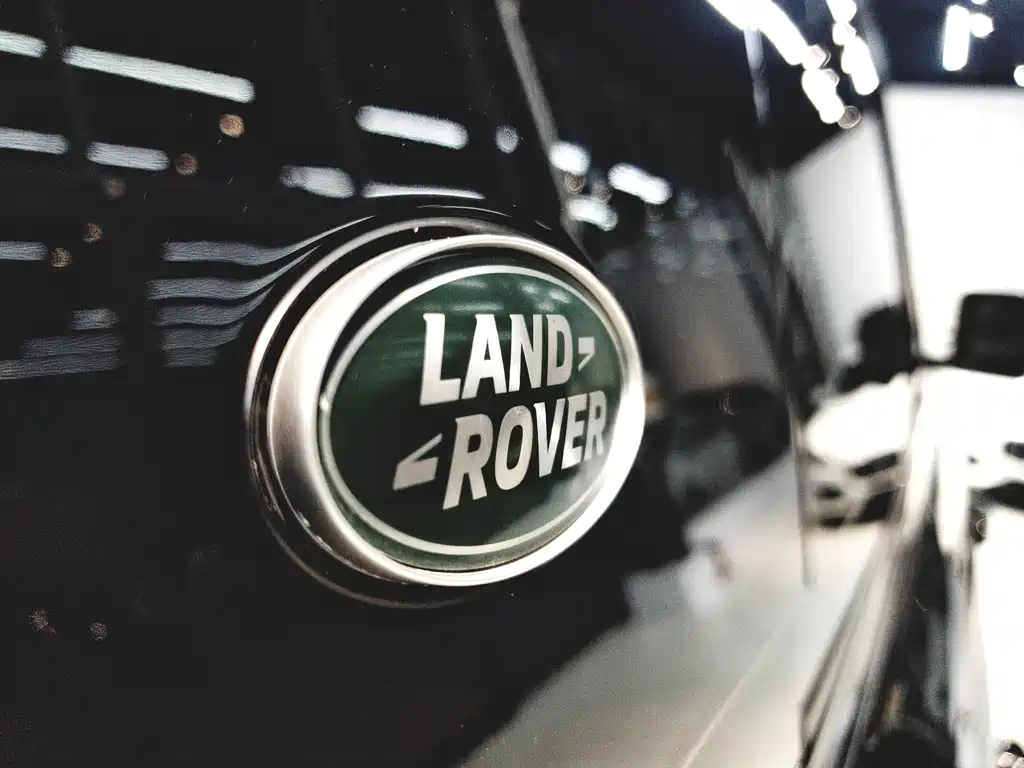 Land Rover Defender 2023 — фото 17