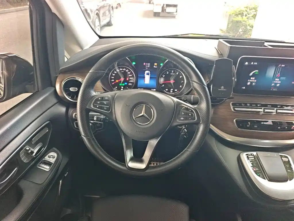 Mercedes-Benz V-Class 2024 — фото 11