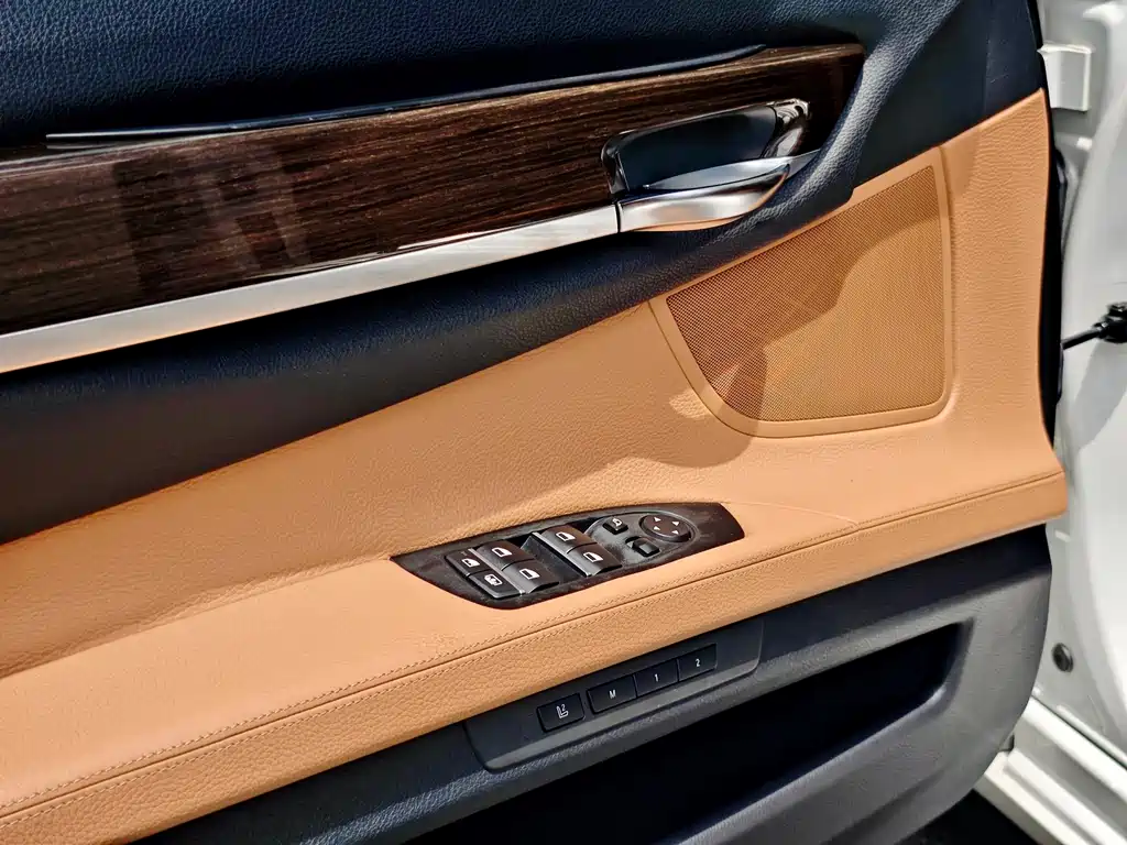 BMW 7 Series 2011 — фото 10