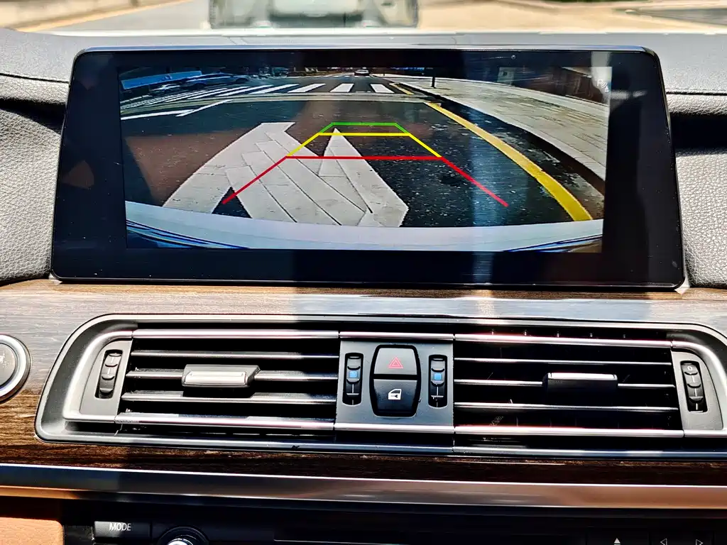 BMW 7 Series 2011 — фото 21
