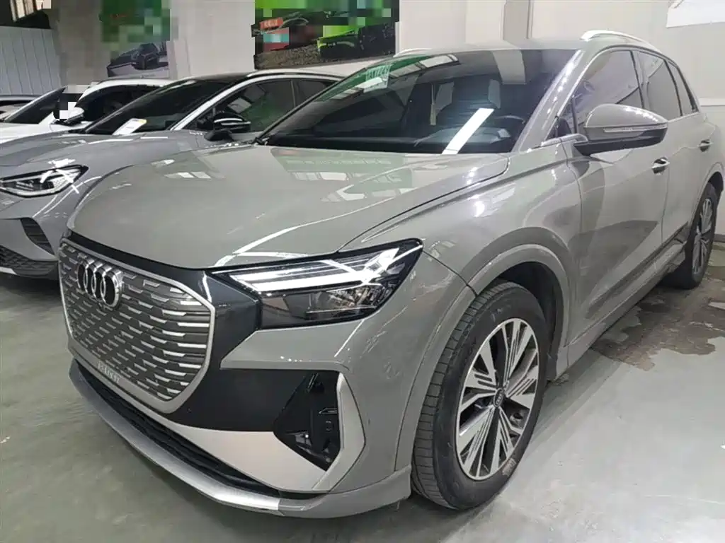 Audi Q4 e-tron 2023 — фото 1
