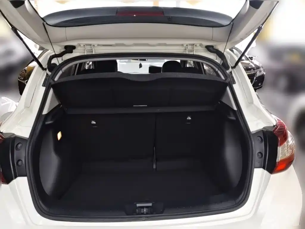 Nissan Tiida 2019 — фото 10