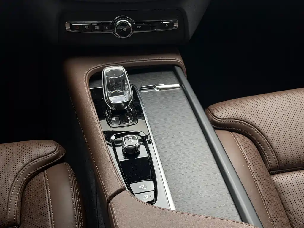 Volvo XC90 2022 — фото 19