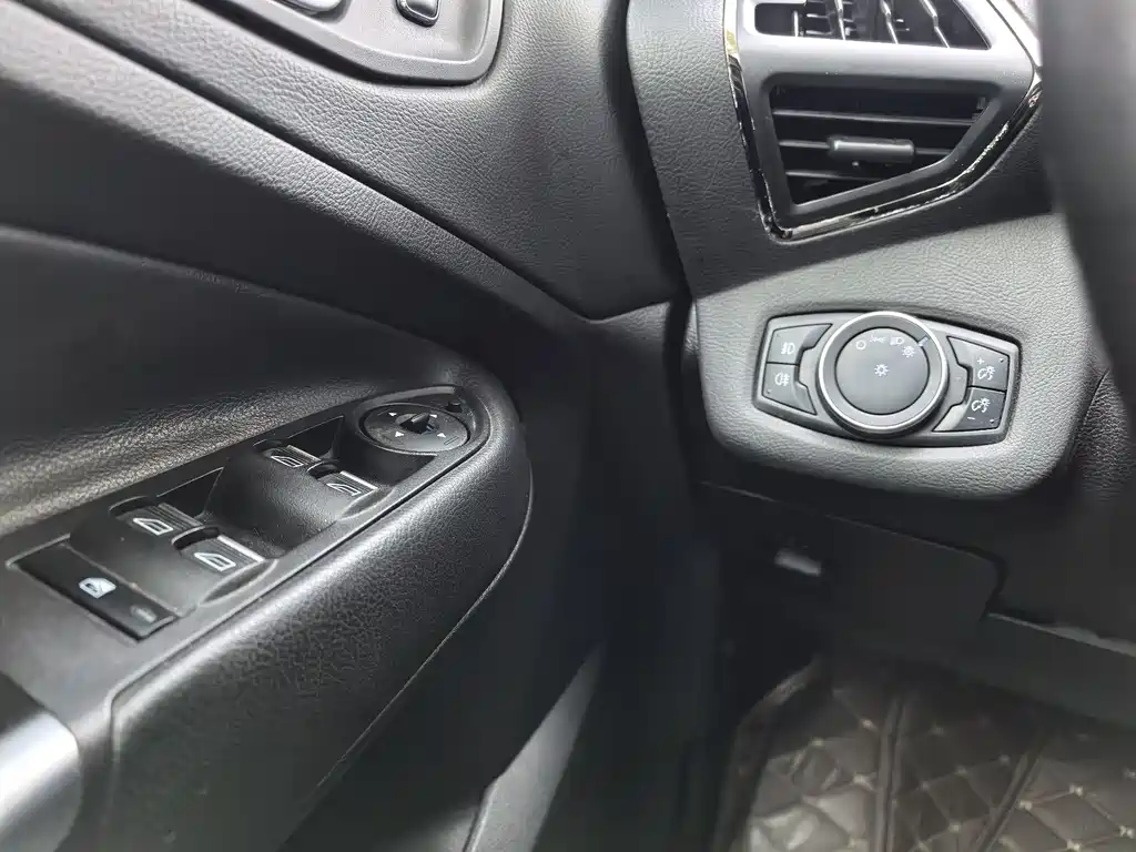 Ford Kuga 2016 — фото 15