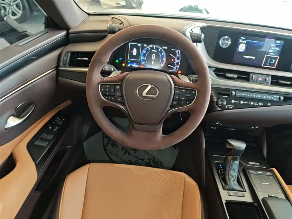 Lexus ES 2020 — фото 11