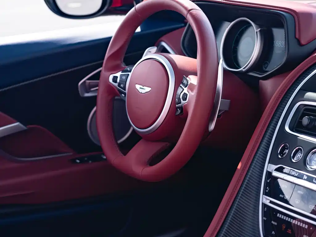 Aston Martin DB11 2018 — фото 22