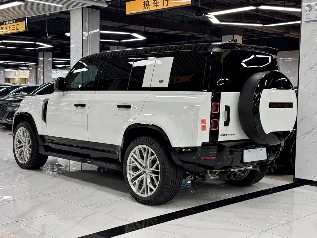 Land Rover Defender 2024 — фото 18