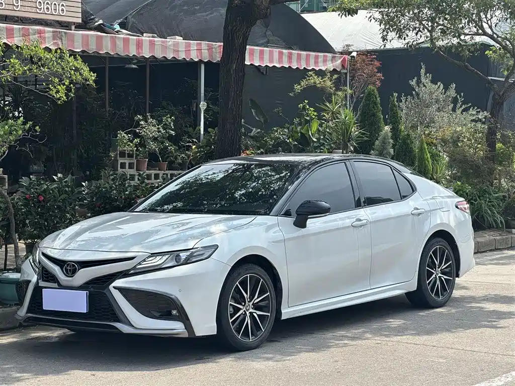 Toyota Camry 2023 — фото 1