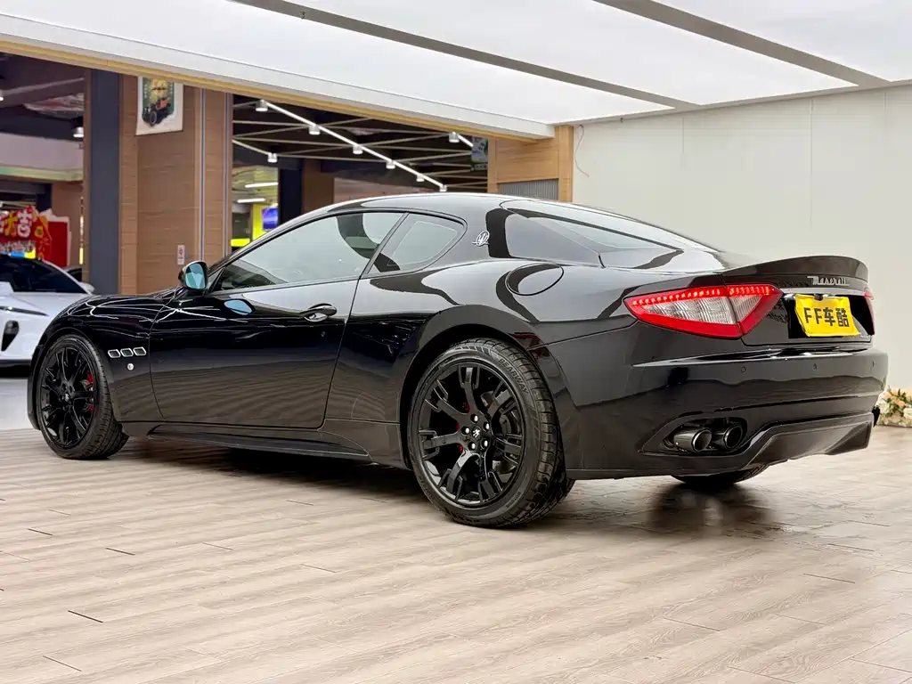 Maserati GranTurismo 2015 — фото 11