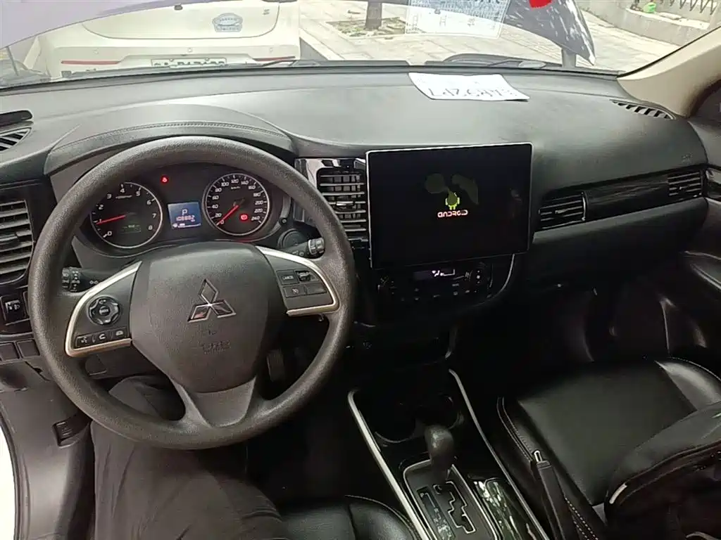 Mitsubishi Outlander 2021 — фото 10