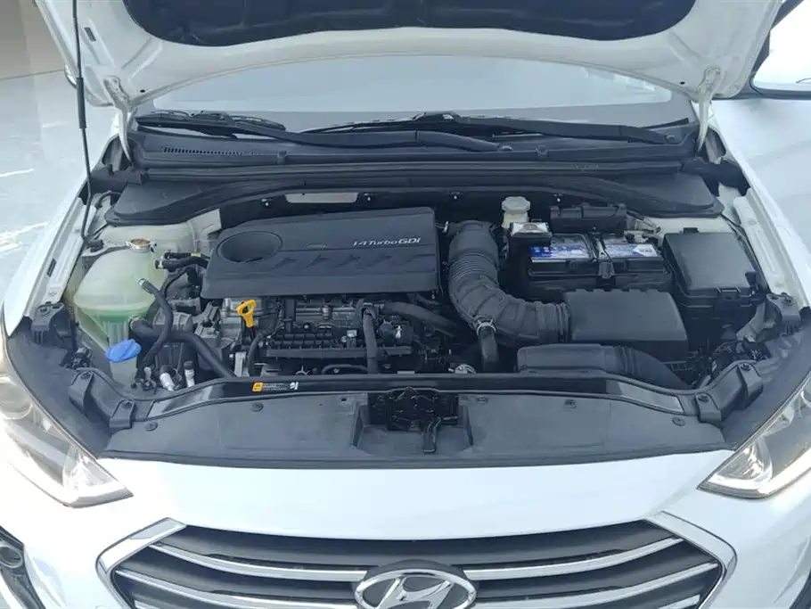 Hyundai Elantra 2018 — фото 10