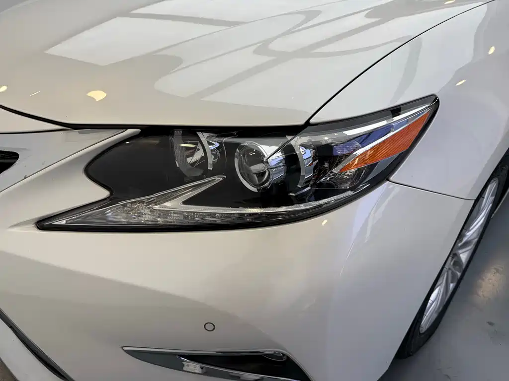 Lexus ES 2015 — фото 15