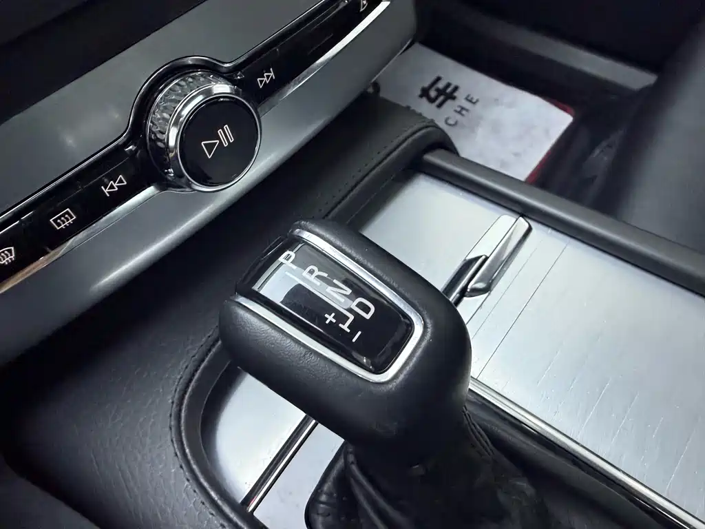 Volvo XC90 2017 — фото 18