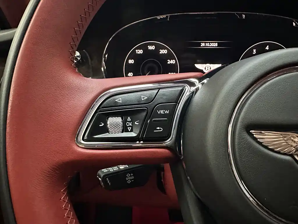 Bentley Bentayga 2021 — фото 16