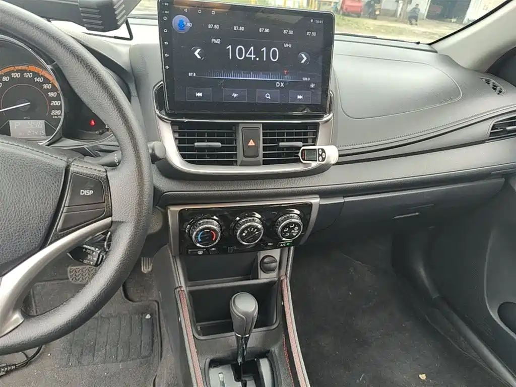 Toyota Yaris L 2022 — фото 13