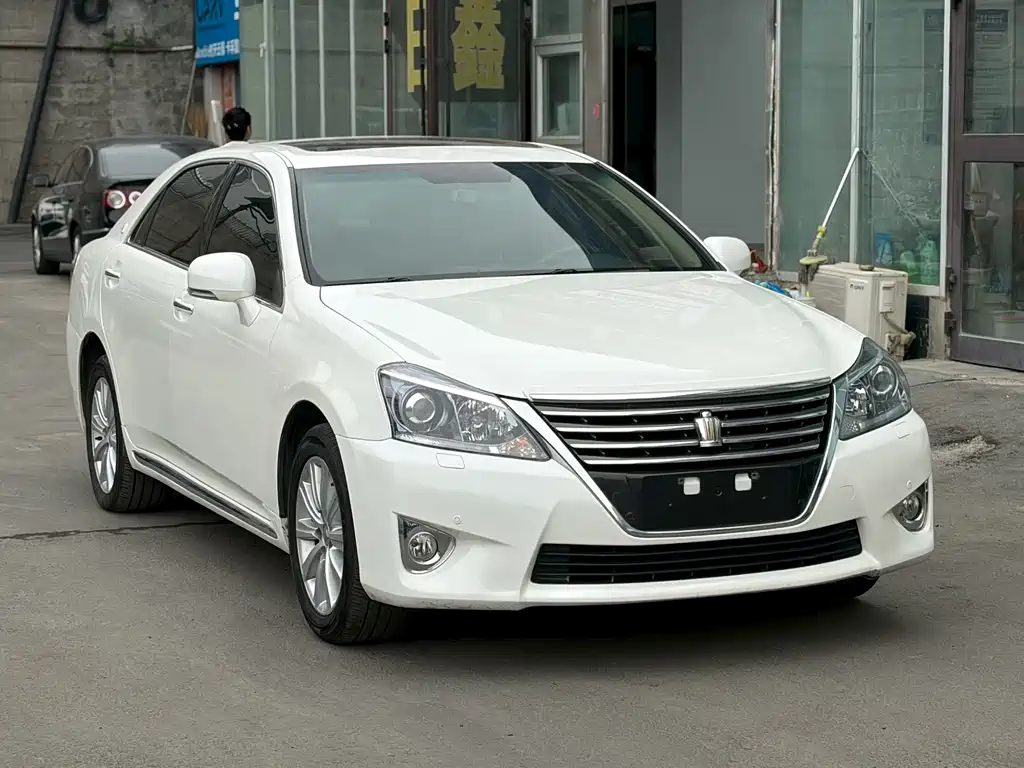 Toyota Crown 2015 — фото 1