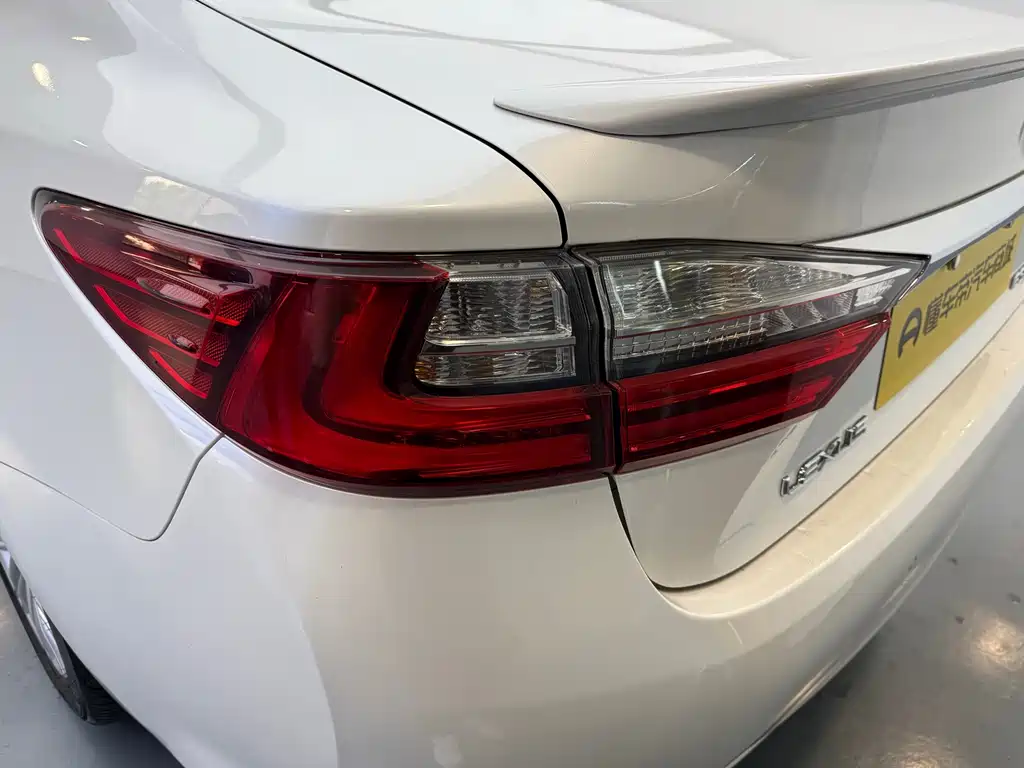 Lexus ES 2015 — фото 18
