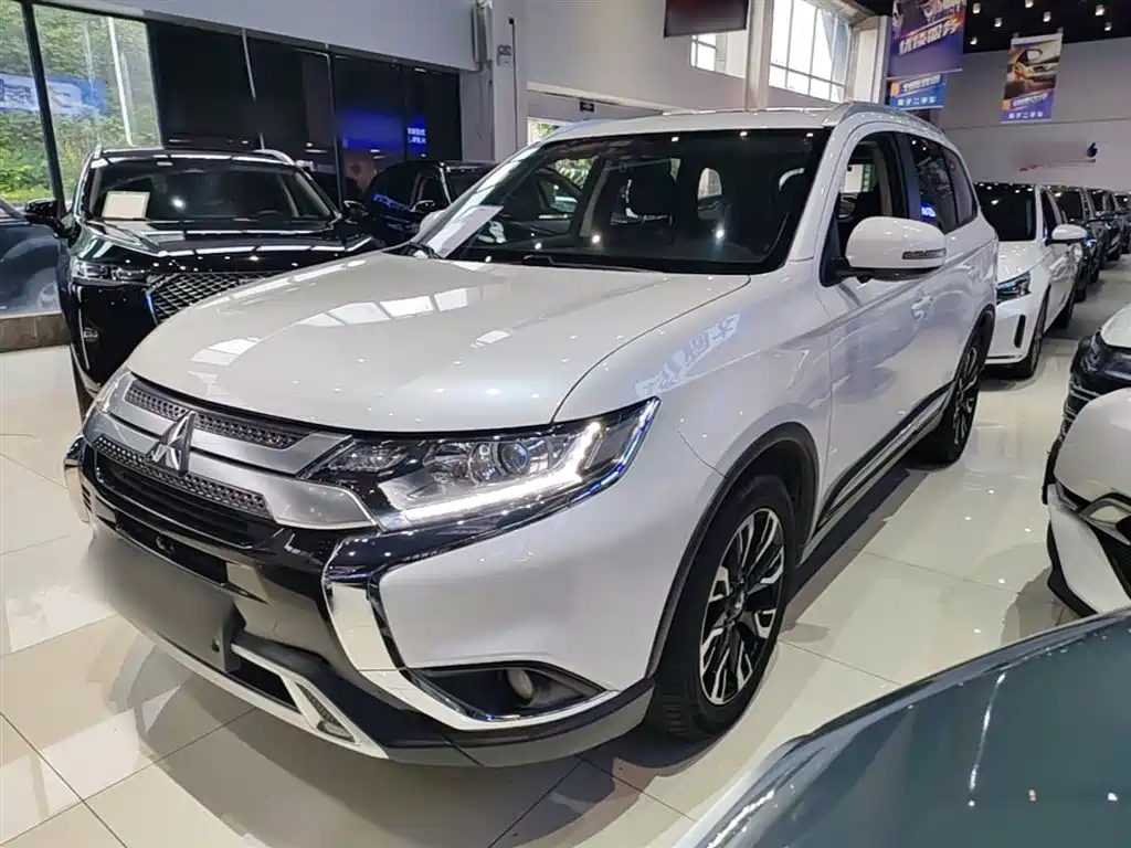 Mitsubishi Outlander 2020 — фото 2