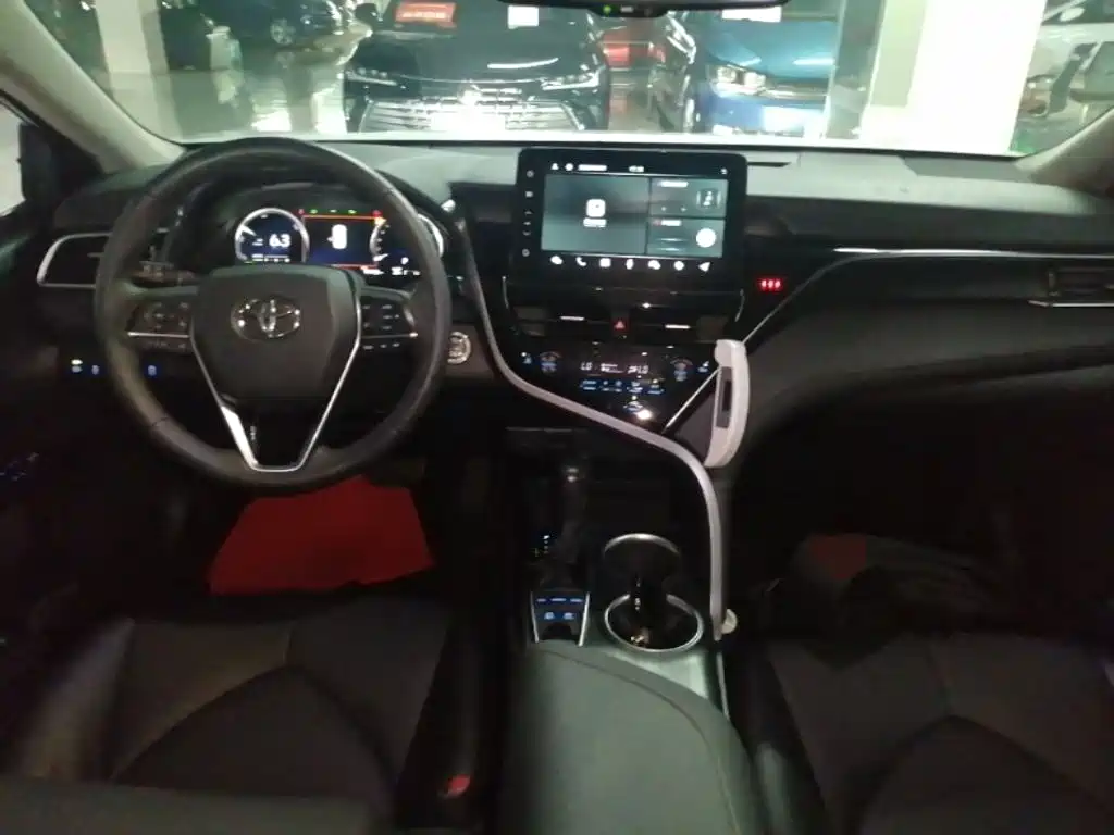 Toyota Camry 2021 — фото 10