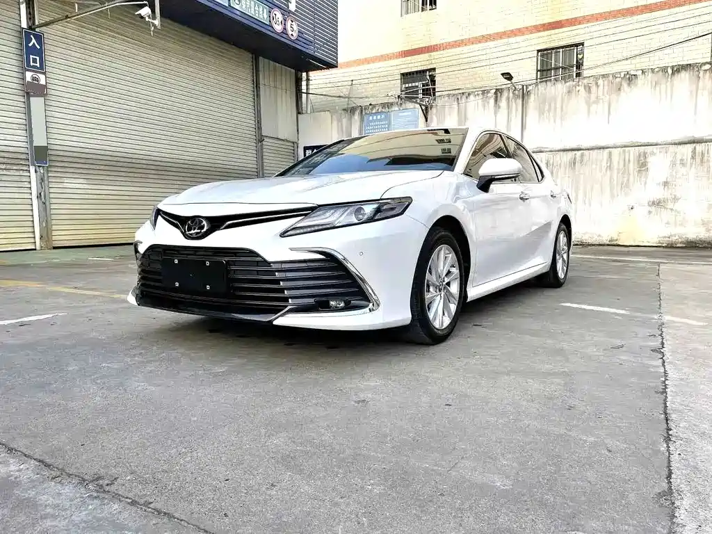 Toyota Camry 2023 — фото 1